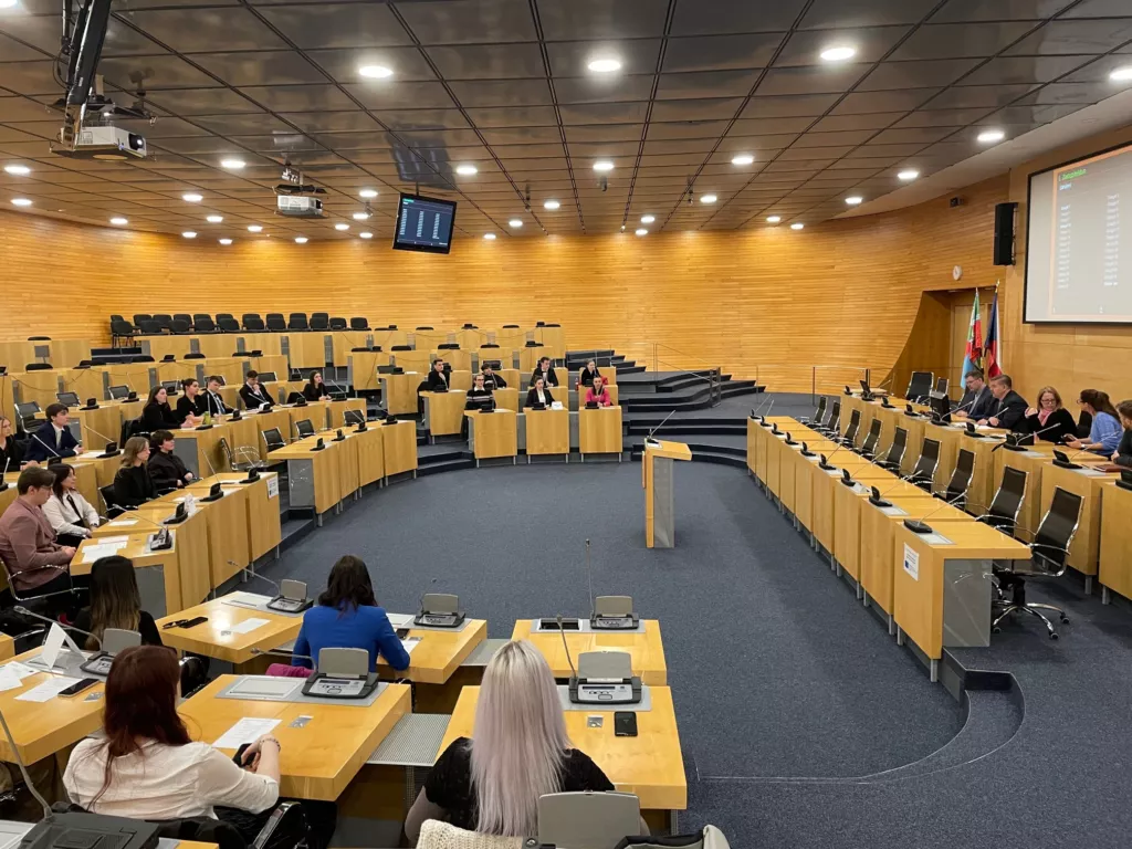Studenti v regionech diskutují se zastupiteli
