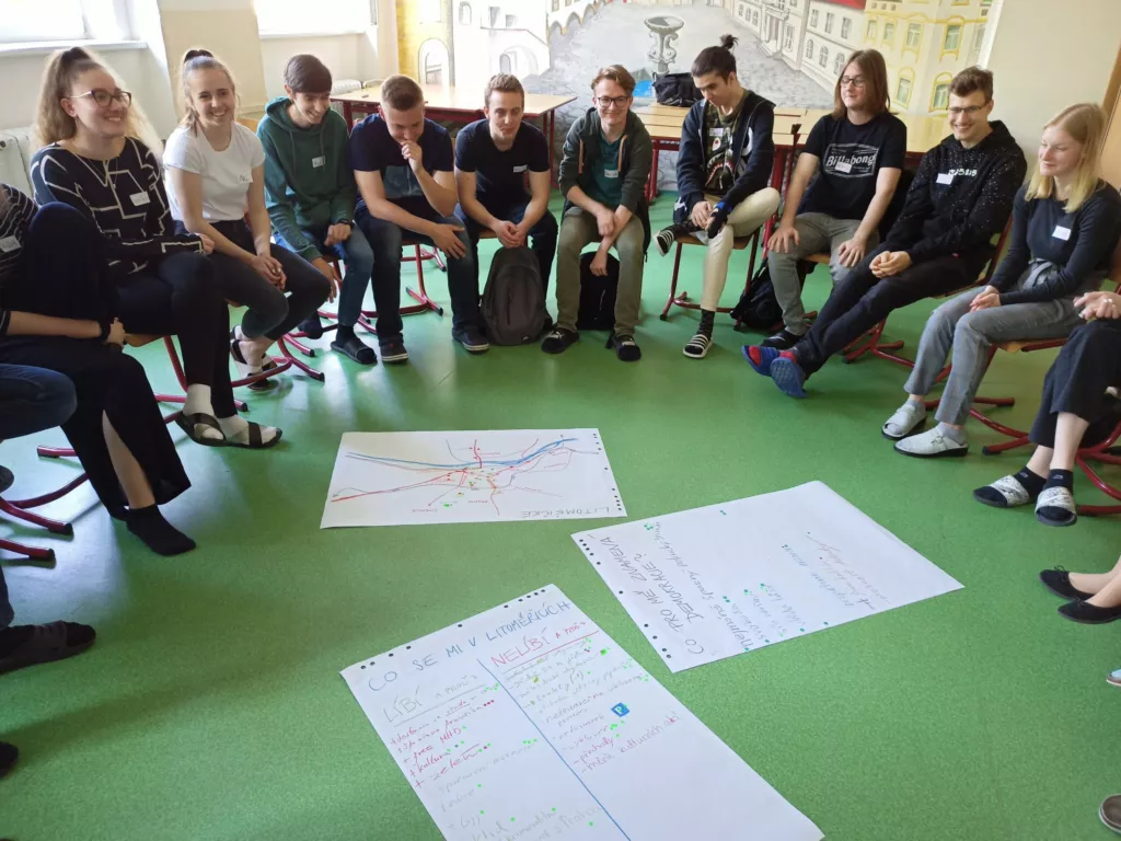 Studenti v regionech diskutují se zastupiteli