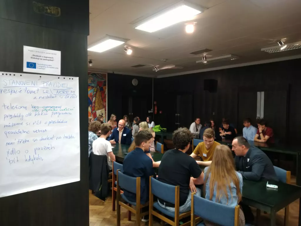 Studenti v regionech diskutují se zastupiteli