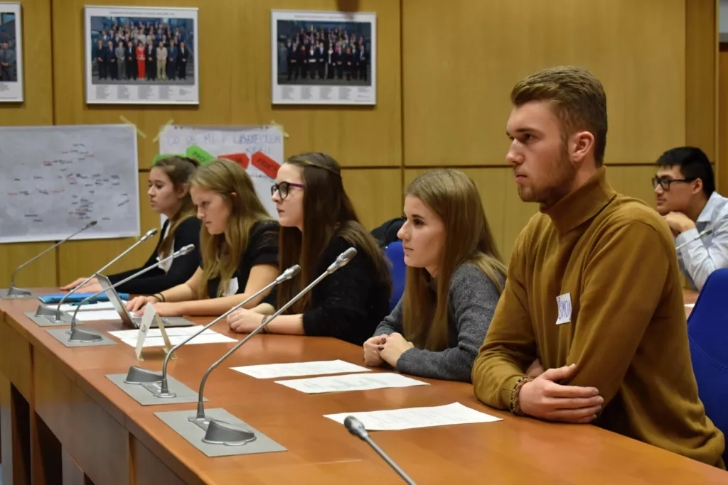 Studenti v regionech diskutují se zastupiteli