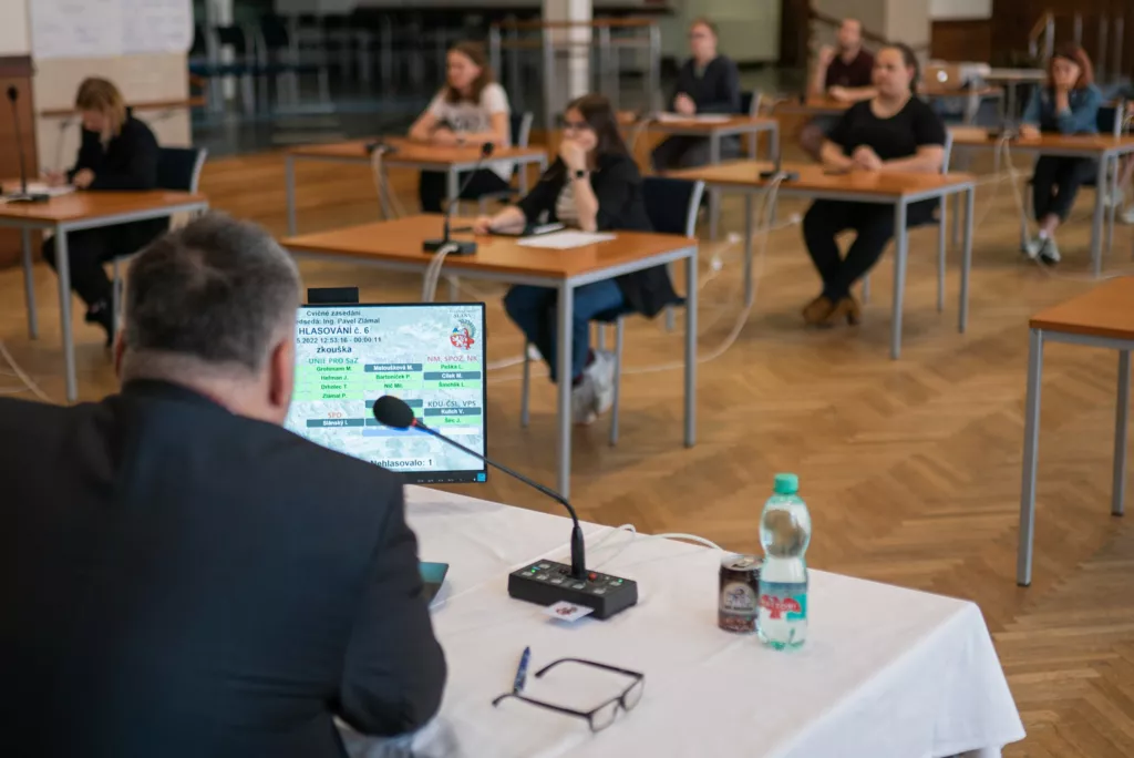 Studenti v regionech diskutují se zastupiteli
